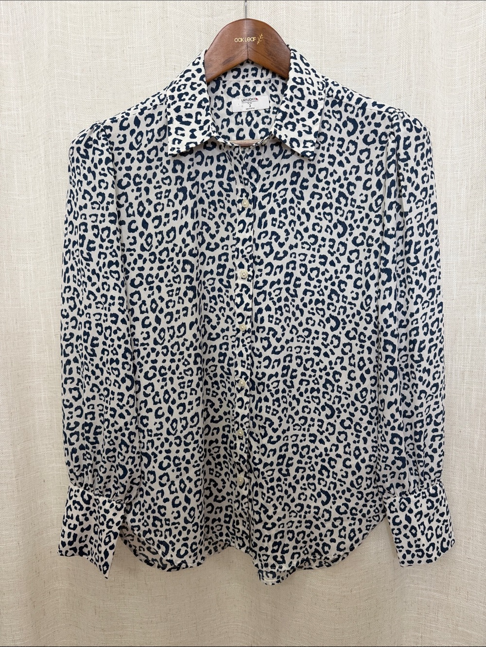 UnTuckIt Blue & White Leopard Print Long Sleeve Shirt Size 2 Excellent Condition